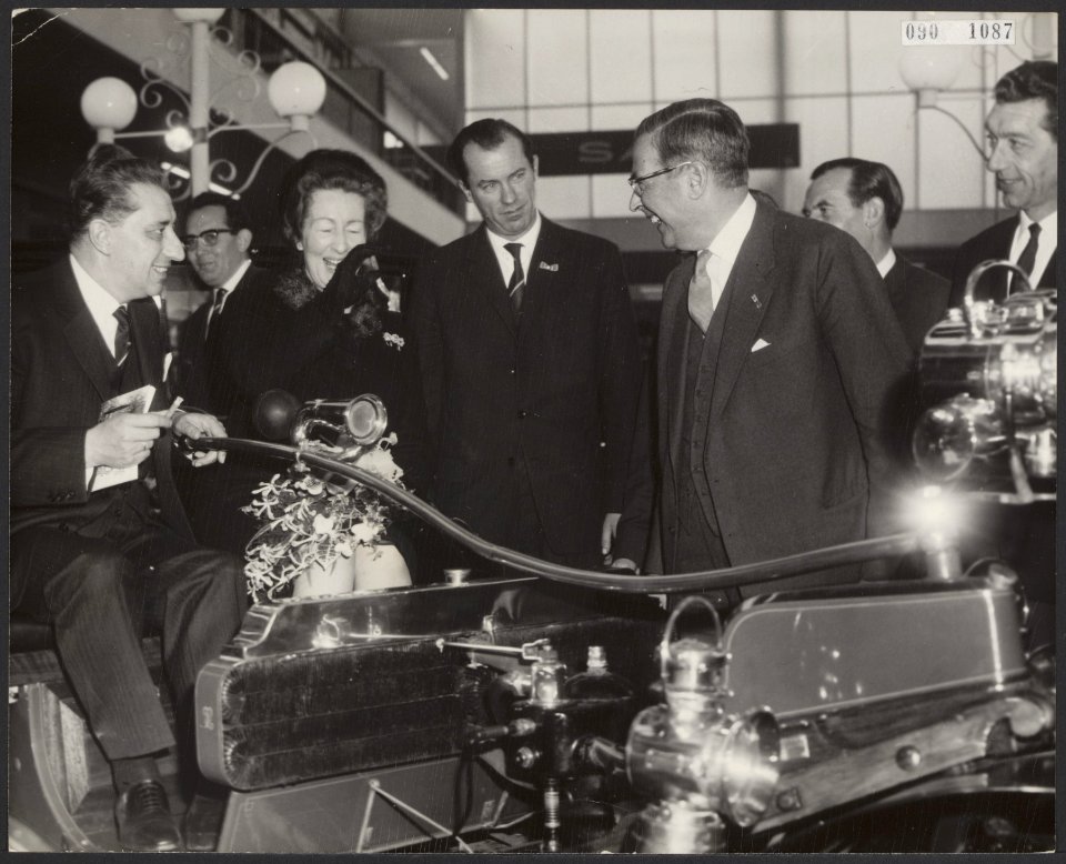 Openingen, tentoonstellingen, personenauto's, ministers, burgemeesters, Hall, Gi, Bestanddeelnr 090-1087