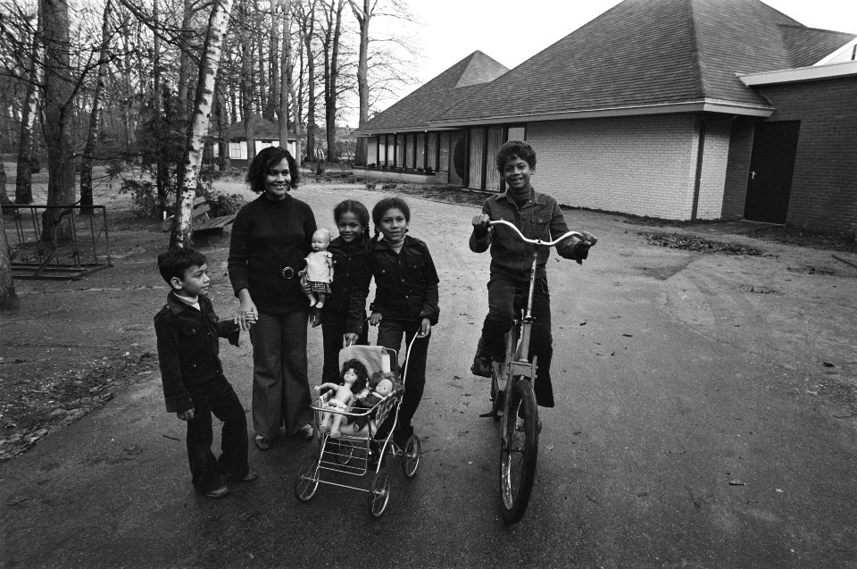Opvangcentrum voor Surinamers in Putten de eerste familie in het opvangcentrum, Bestanddeelnr 927-6794