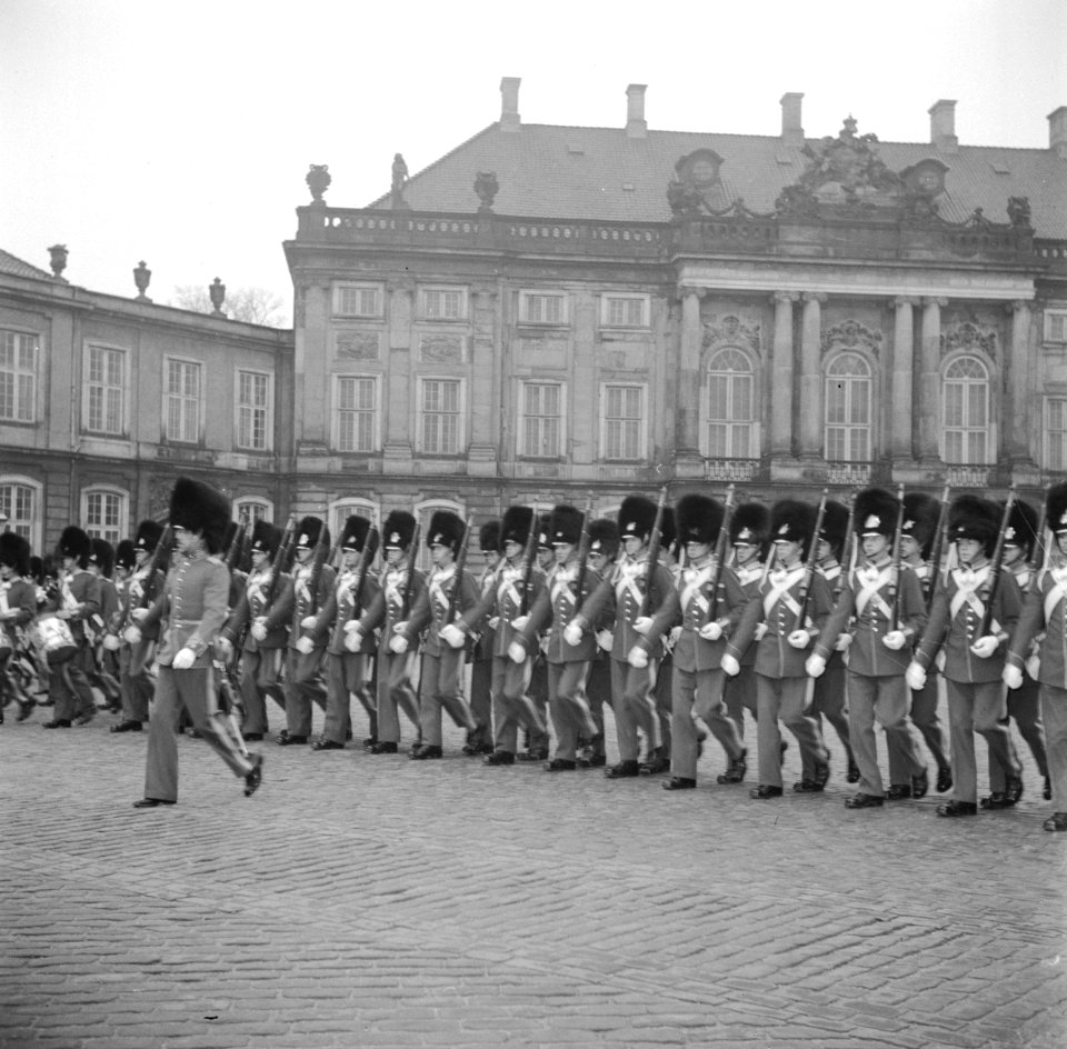 Optreden van een militaire kapel en koninklijke garde op het plein van Slot Amal, Bestanddeelnr 252-8690