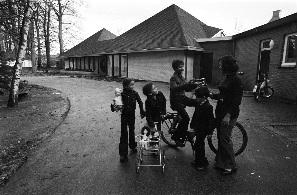 Opvangcentrum voor Surinamers in Putten de eerste familie in het opvangcentrum , Bestanddeelnr 927-6796