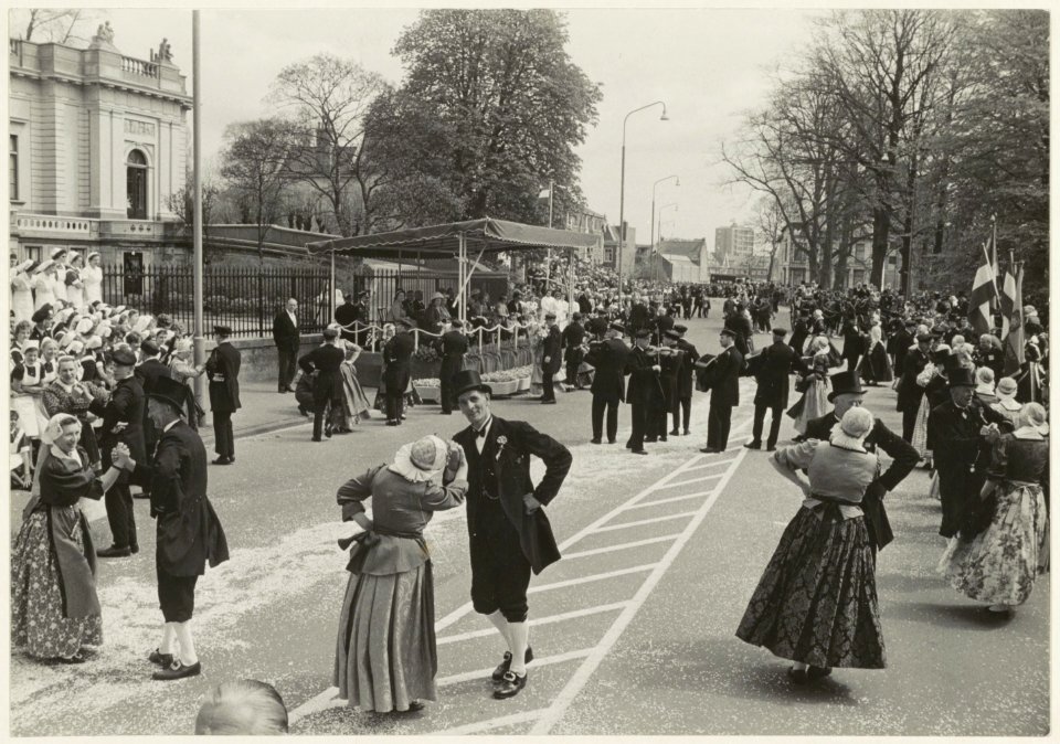 Optreden van een Westfriese dansgroep voor Paviljoen Welgelegen aande Paviljoenslaan tijdens een koninklijk bezoek. NL-HlmNHA 54011217