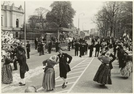 Optreden van een Westfriese dansgroep voor Paviljoen Welgelegen aande Paviljoenslaan tijdens een koninklijk bezoek. NL-HlmNHA 54011217
