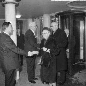 Opening vogeltentoonstelling te Rotterdam, tijdens rondgang bekeek mevrouw Van W, Bestanddeelnr 917-3617