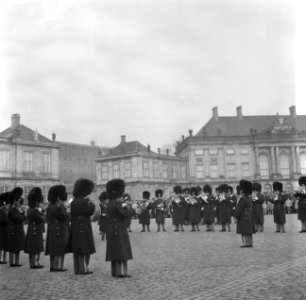 Optreden van een militaire kapel en koninklijke garde op het plein van Slot Amal, Bestanddeelnr 252-8693 photo