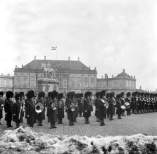 Optreden van een militaire kapel en koninklijke garde op het plein van Slot Amal, Bestanddeelnr 252-8692 photo