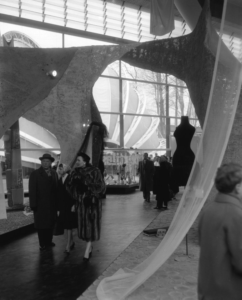 Opening wereldtentoonstelling Expo te Brussel, bezoekers in paviljoen, Bestanddeelnr 909-4905