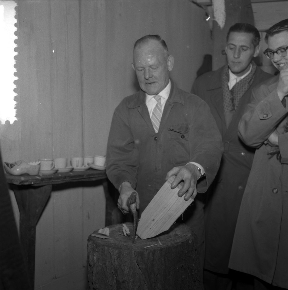 Opening van klompenmakerij in Broek op Waterland van 2 werkstudenten, de klompen, Bestanddeelnr 911-1540
