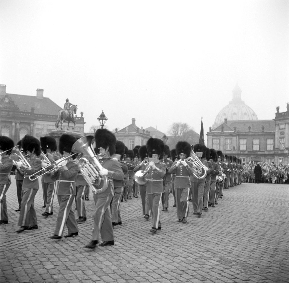 Optreden van een militaire kapel op het plein van Slot Amalienborg ter ere van d, Bestanddeelnr 252-8688