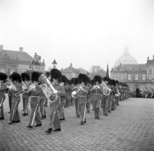 Optreden van een militaire kapel op het plein van Slot Amalienborg ter ere van d, Bestanddeelnr 252-8688