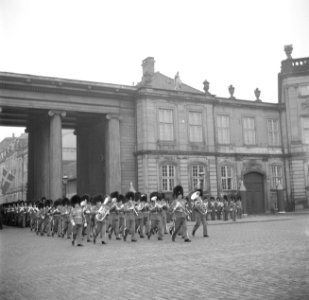 Optreden van een militaire kapel op het plein van Slot Amalienborg ter ere van d, Bestanddeelnr 252-8687