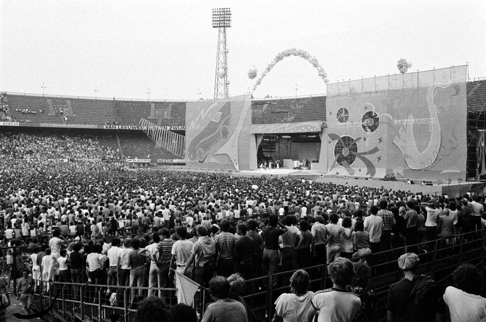 Optreden Rolling Stones in het Feijenoordstadion, Rotterdam overzicht met podiu, Bestanddeelnr 932-1931