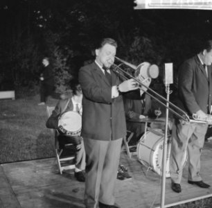 Optreden Papa Bue in openluchttheater Dijkzigt, Bestanddeelnr 911-4634