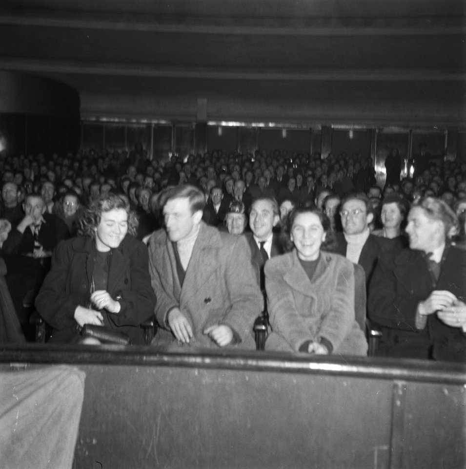 Optreden Lucienne Boyer in City Theater. Publiek, Bestanddeelnr 901-1647