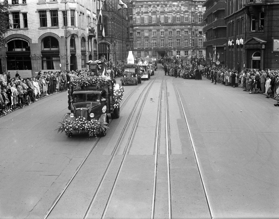 Optocht van Nederlands Fabrikaat uit Handel, Industrie en Verkeer (foto Raadhuis, Bestanddeelnr 900-0113