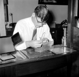 Opticien bij de firma Spritzer & Fuhrmann in Willemstad, Bestanddeelnr 252-3295