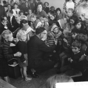 Opgeruimd staat netjes, kinderen ontvangen van Veldkamp e speldje in Den Haag, Bestanddeelnr 914-4855