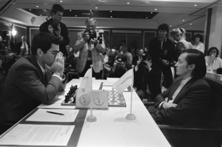 Optiebeurs schaakvierkamp Garri Kasparov tegen Anatoli Karpov (rechts), Bestanddeelnr 934-2524