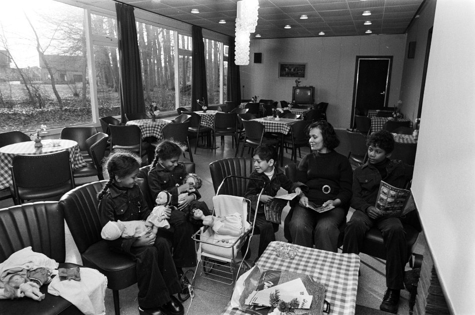 Opvangcentrum voor Surinamers in Putten de eerste familie in het opvangcentrum , Bestanddeelnr 927-6795