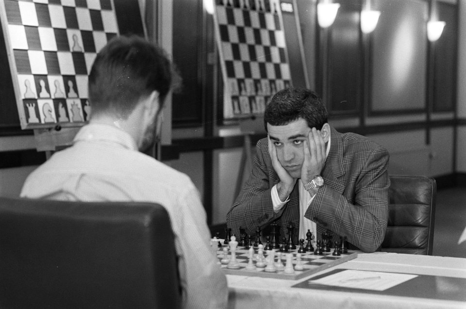 Optiebeurs schaakvierkamp Kasparov tegen Van der Wiel (op de rug gezien), Bestanddeelnr 934-2483