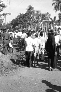 Optocht van Indonesische burgers gewapend met speren. Links gewapende TNI-ers o, Bestanddeelnr 293