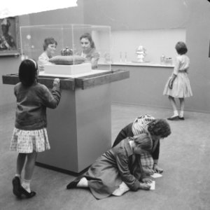 Opstelwedstrijd in het Rijksmuseum Kinderen bij vitrine, Bestanddeelnr 912-6342
