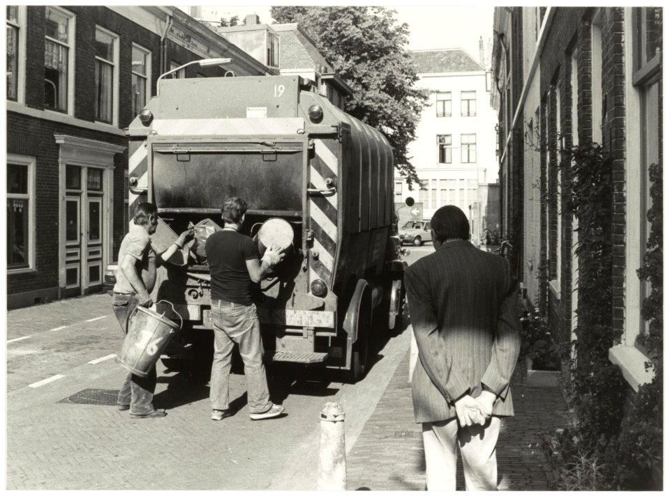 Ophalen huisvuil in de Korte Herenstraat. NL-HlmNHA 54012348