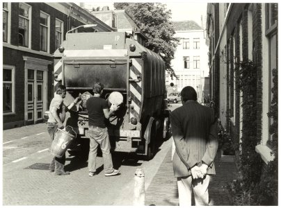 Ophalen huisvuil in de Korte Herenstraat. NL-HlmNHA 54012348