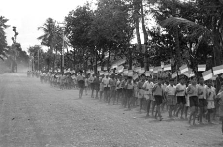 Optocht van de Indonesische schooljeugd met Indonesische vlaggetjes, Bestanddeelnr 813