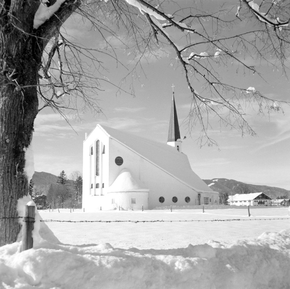 Opstandingskerk in Rottach-Egern in de sneeuw, Bestanddeelnr 254-3772
