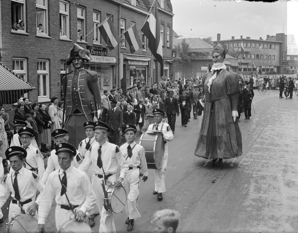 Optocht 300-jarig bestaan schutterij St. Bavo. De twee reuzen zijn Valuas en Ger, Bestanddeelnr 904-0475