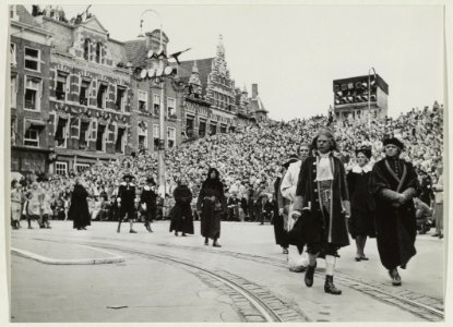 Optocht op de Grote Markt bij het 700-jarig bestaan van Haarlem. NL-HlmNHA 54011107