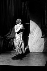 Optreden van een travestiet in de Fred Haché show. De show speelt zich af in een, Bestanddeelnr 925-4183 photo