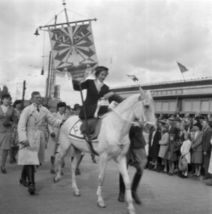 Optocht van de VVSL Vaandeldraagster te paard, Bestanddeelnr 900-7836
