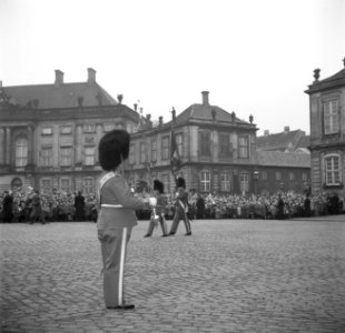 Optreden van een militaire kapel op het plein van Slot Amalienborg ter ere van d, Bestanddeelnr 252-8689