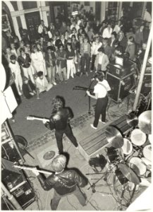 Optreden van een jazzband tijdens een jazzweekend in Haarlem. Het optreden vindt plaats in de Kleine Houtstraat voor Café Van Egmond. NL-HlmNHA 54014849