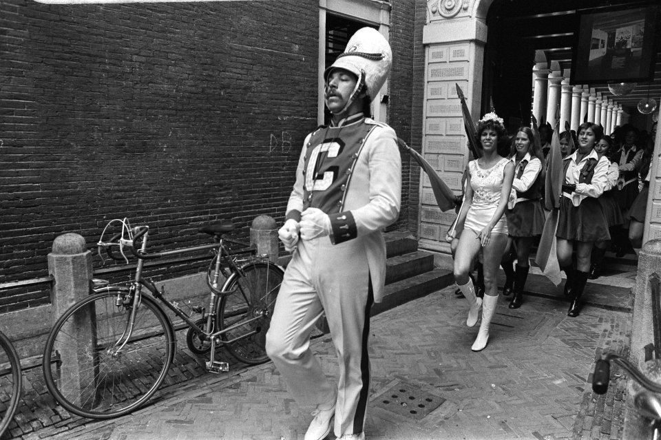 Optreding Marching Band uit Connecticut VS in Amsterdam op de Dam, Bestanddeelnr 929-7593