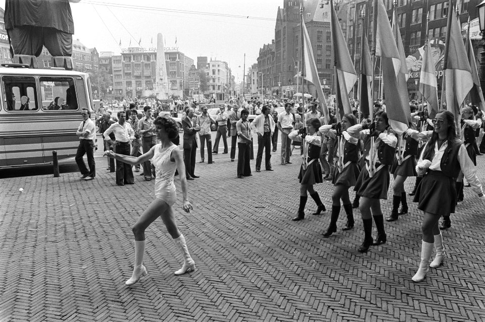 Optreding Marching Band uit Connecticut VS in Amsterdam op de Dam, Bestanddeelnr 929-7592