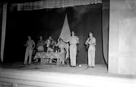 Optreden van het Ubrica Cabaret U-Brigade Cabaret in de schouwburg te Batavia, Bestanddeelnr 10167