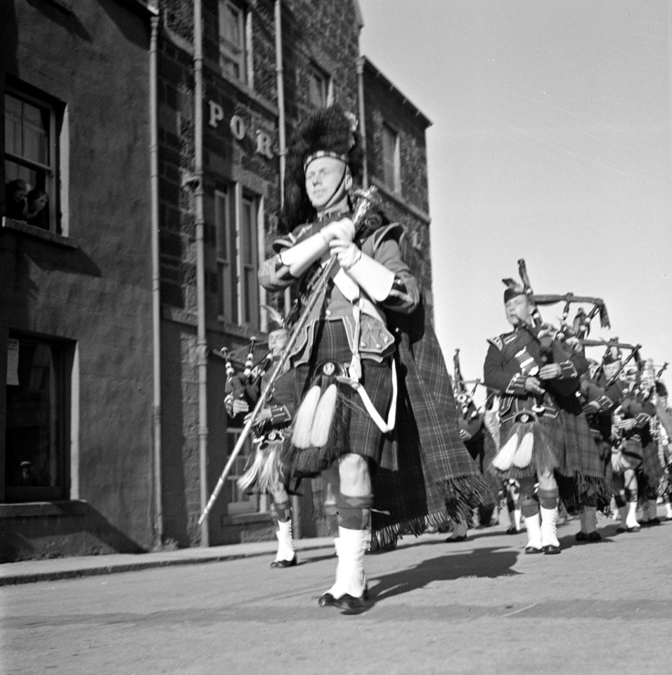 Optocht van doedelzakspelers tijdens de Highland Games, een negentiende eeuwse v, Bestanddeelnr 254-2826