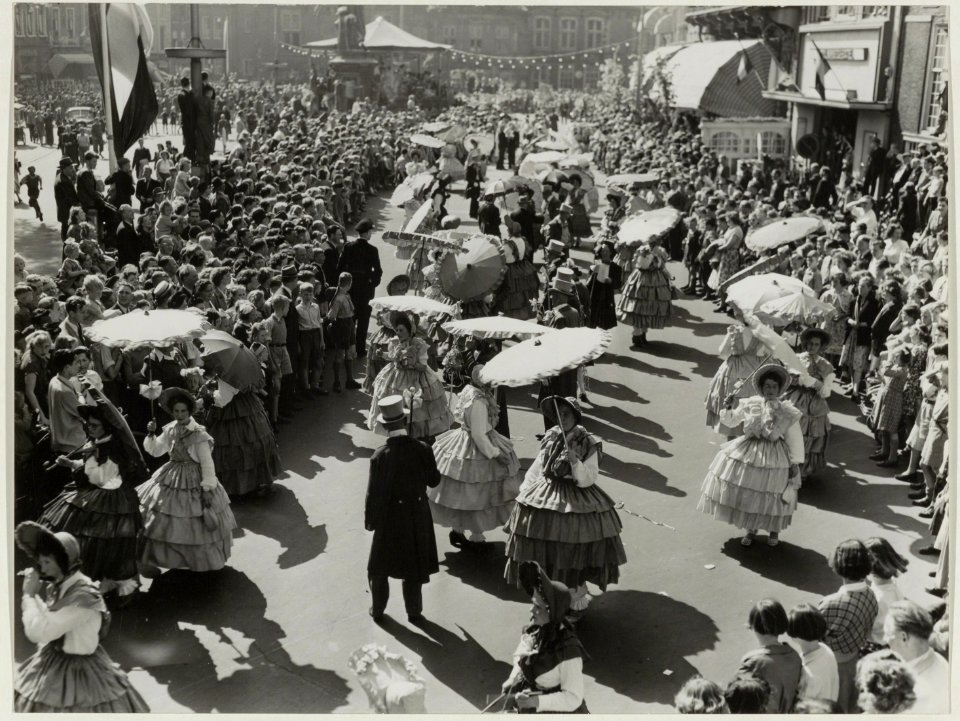 Optocht op de Grote Markt ter gelegenheid van Koninginnedag 1952. NL-HlmNHA 54010748