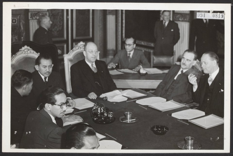 Openingszitting van de Nieuw-Guinea conferentie in Den Haag. Vrnl, Stikker, Dree, Bestanddeelnr 091-0819