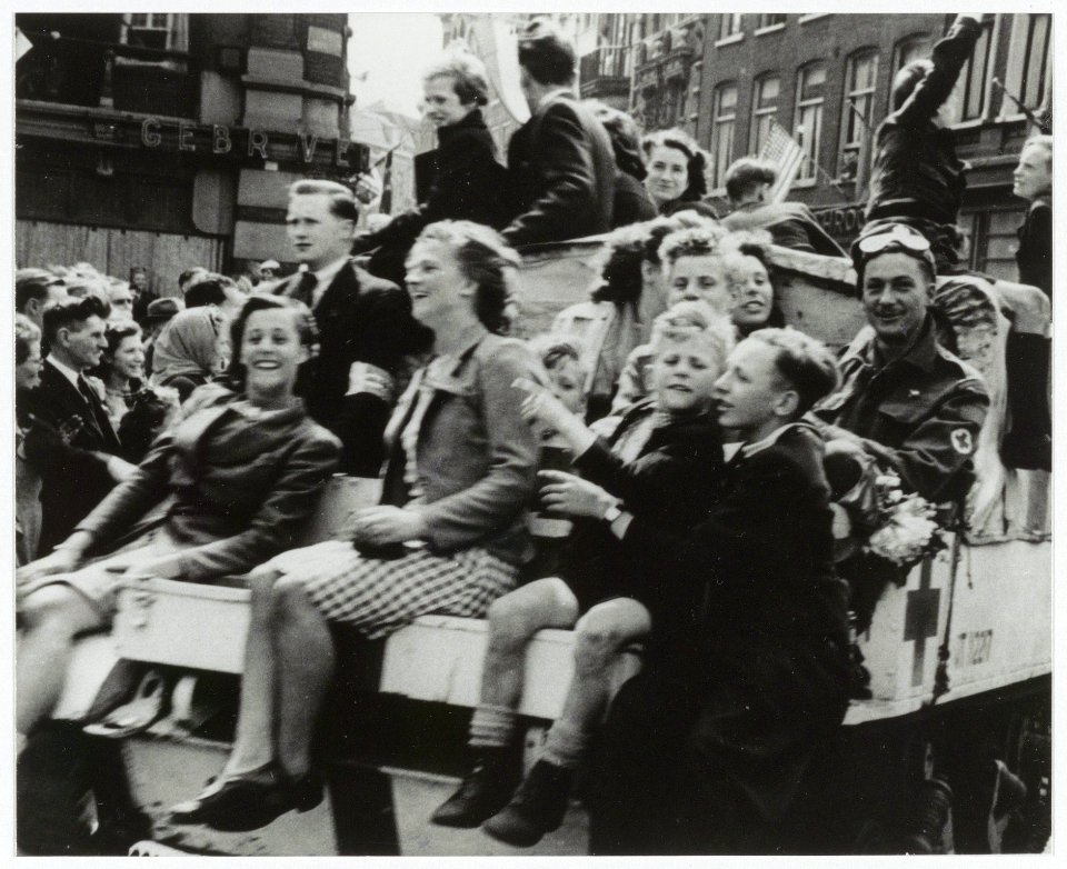 Optocht tijdens bevrijdingsfeesten in de Grote Houtstraat