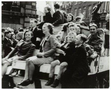 Optocht tijdens bevrijdingsfeesten in de Grote Houtstraat
