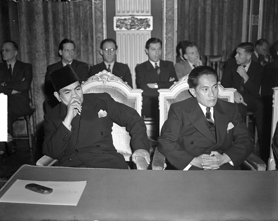 Openingszitting van de Nieuw-Guinea conferentie in Den Haag. Aan tafel Yamin (li, Bestanddeelnr 904-3288