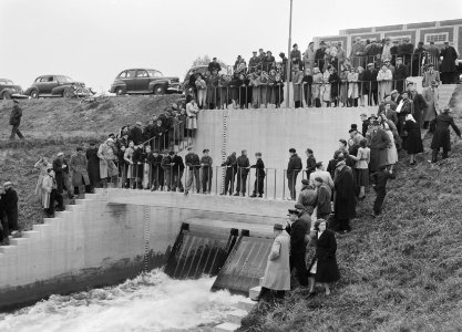 Openingen, gemalen, uitlaat, mensen, Bestanddeelnr 165-0027