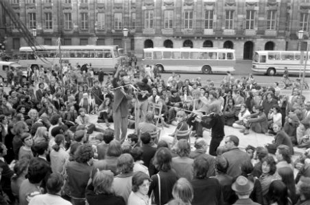 Optreden van verscheidene musici, links de straatmuzikant en fluitspeler Cochius, Bestanddeelnr 924-6704