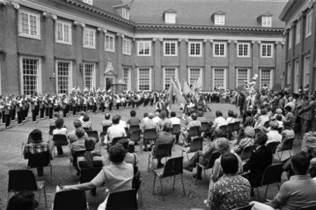 Optreding Marching Band uit Connecticut VS in Amsterdam op binnenplaats Amsterda, Bestanddeelnr 929-7591