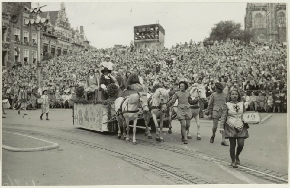 Optocht van praalwagens op de Grote Markt bij het 700-jarig bestaan van Haarlem. NL-HlmNHA 54011109