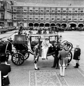 Openingszitting Staten Generaal , koningin Juliana stapt uit Gouden Koets, Bestanddeelnr 926-6901