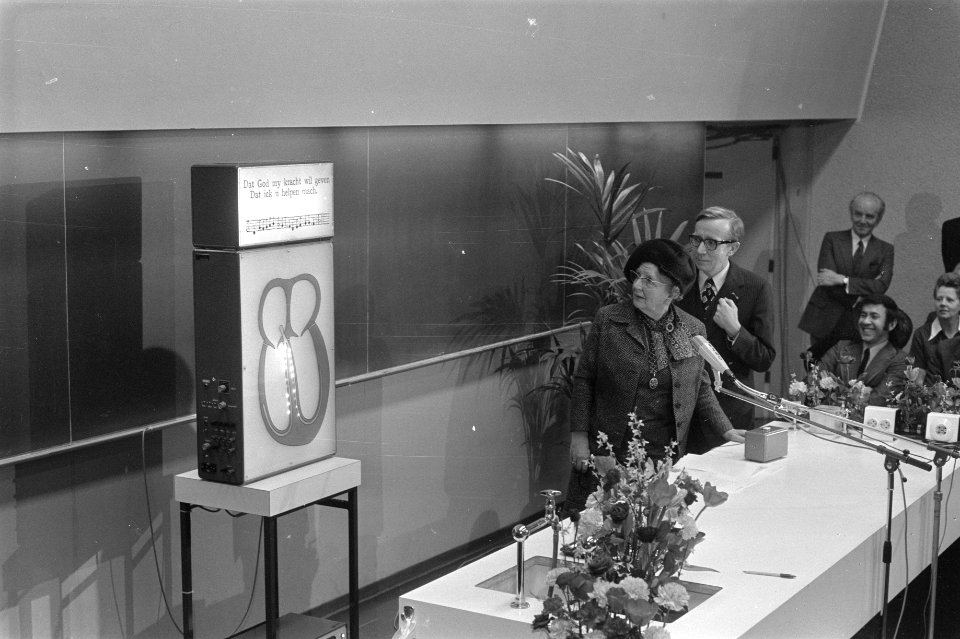Openingshandeling verricht door koningin Juliana samen met prof Durrer, Bestanddeelnr 925-4279